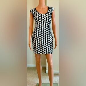 Express Houndstooth Fitted Bodycon Cap Sleeve Scoop Neck Mini Dress Size 6